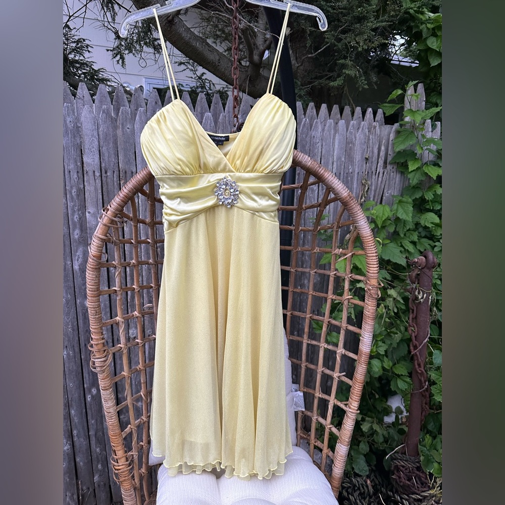 Beautiful yellow dress that shimmers but due to clouds can’t see!